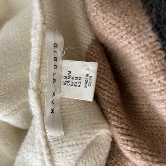 Max Studio Cozy Sleeveless open Sweater with hood - Picture 3 of 4